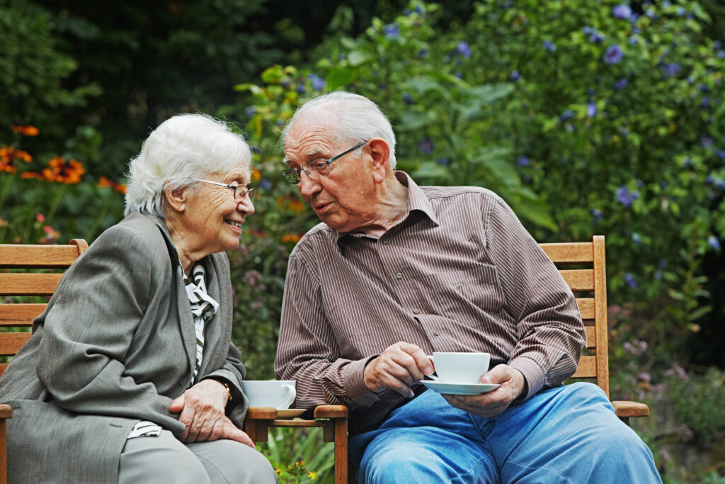 Senioren unterhalten sich bei einer Tasse Kaffee
