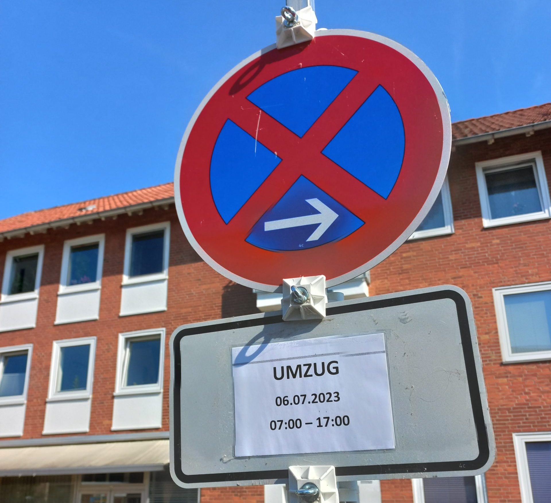 Ein Halteverbot für einen Umzug vor einem Wohnhaus
