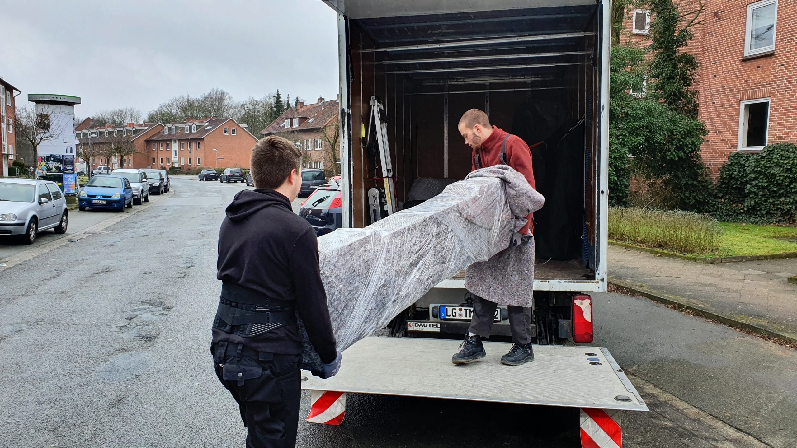 Mitarbeiter von Seniorenumzüge beladen einen LKW mit Umzugsgut